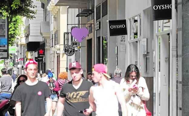 Paseantes en la calle Colón de Valencia. 