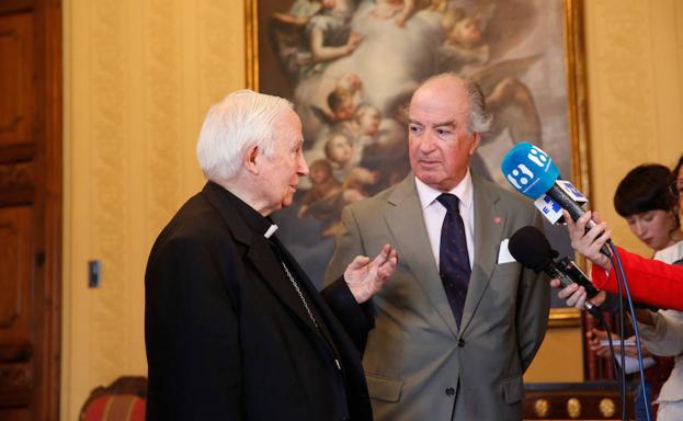 El cardenal junto al presidente de Ayuda para la Iglesia Necesitada, Antonio Sáinz de Vicuña.