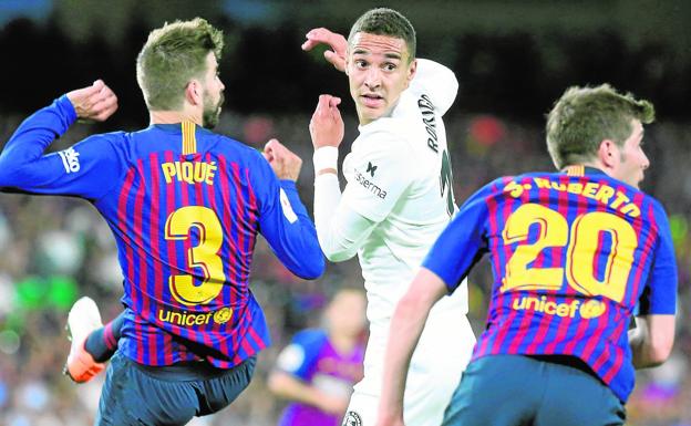 Rodrigo, en centro junto con Piqué y Sergi Roberto durante la final. 