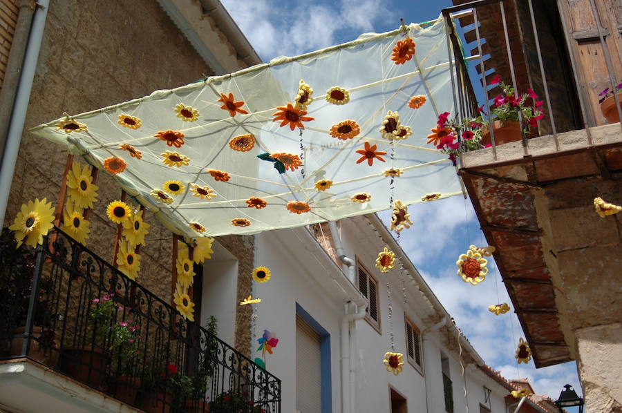 Los aromas y colores de las flores se han adueñado de Aras de los Olmos (Valencia). Durante la primavera, esta localidad situada Los Serranos cubre sus calles, fachadas con cientos de plantas y arte efímero. La exposición de las propuestas presentadas en «Aras en flor» se podrá visitar hasta el 30 de junio Los diseñadores de paisajes han tenido que defender la sostenibilidad, belleza y creatividad de la propuesta. Además de combinar flores y plantas con materiales del entorno utilizados históricamente por los vecinos y vecinas. Esta pequeña localidad del interior de la Comunitat Valenciana aguarda entre montes como un remanso de paz que fue poblado por íberos, romanos y árabes, Incluso, formó parte de la Orden de Montesa en 1318. Y todas estas culturas se han quedado guardadas entre sus callejuelas. 