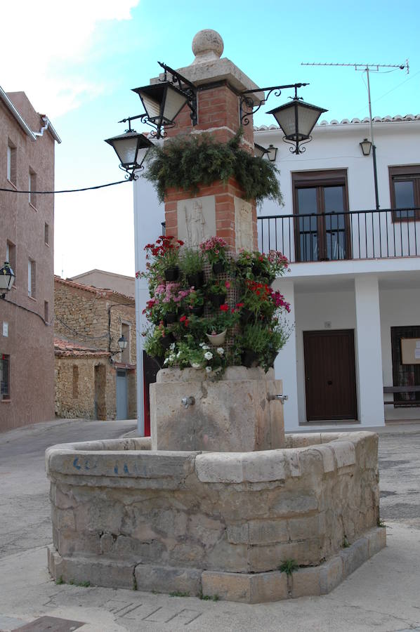 Los aromas y colores de las flores se han adueñado de Aras de los Olmos (Valencia). Durante la primavera, esta localidad situada Los Serranos cubre sus calles, fachadas con cientos de plantas y arte efímero. La exposición de las propuestas presentadas en «Aras en flor» se podrá visitar hasta el 30 de junio Los diseñadores de paisajes han tenido que defender la sostenibilidad, belleza y creatividad de la propuesta. Además de combinar flores y plantas con materiales del entorno utilizados históricamente por los vecinos y vecinas. Esta pequeña localidad del interior de la Comunitat Valenciana aguarda entre montes como un remanso de paz que fue poblado por íberos, romanos y árabes, Incluso, formó parte de la Orden de Montesa en 1318. Y todas estas culturas se han quedado guardadas entre sus callejuelas. 