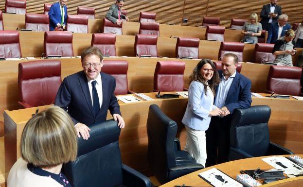 Ximo Puig, Mónica Oltra y Rubén Martínez Dalmau, en Les Corts.