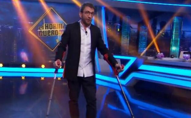 Pablo Motos se quita las muletas para presentar El Hormiguero