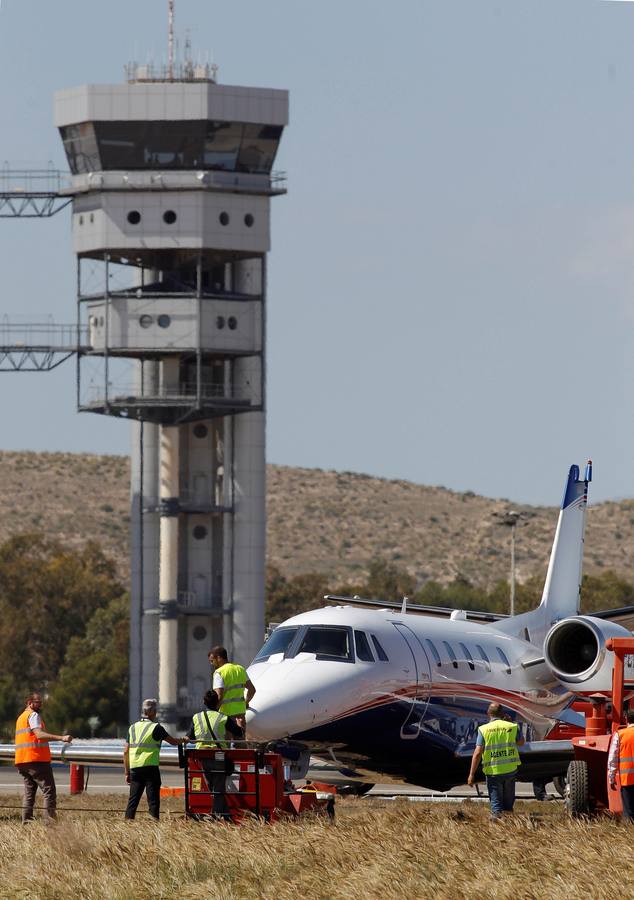 El aeropuerto de Alicante ha recuperado la normalidad a las 17.40 horas de este jueves, 30 de mayo, después de que se haya visto obligado a cancelar todas las operaciones de aterrizaje y despegue por la salida de pista de una avioneta privada. El suceso se ha registrado a las 14.00 horas y los dos ocupantes han resultado ilesos.