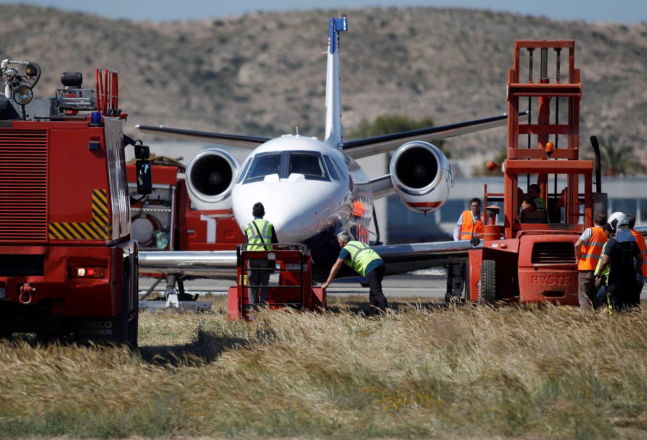 El aeropuerto de Alicante ha recuperado la normalidad a las 17.40 horas de este jueves, 30 de mayo, después de que se haya visto obligado a cancelar todas las operaciones de aterrizaje y despegue por la salida de pista de una avioneta privada. El suceso se ha registrado a las 14.00 horas y los dos ocupantes han resultado ilesos.