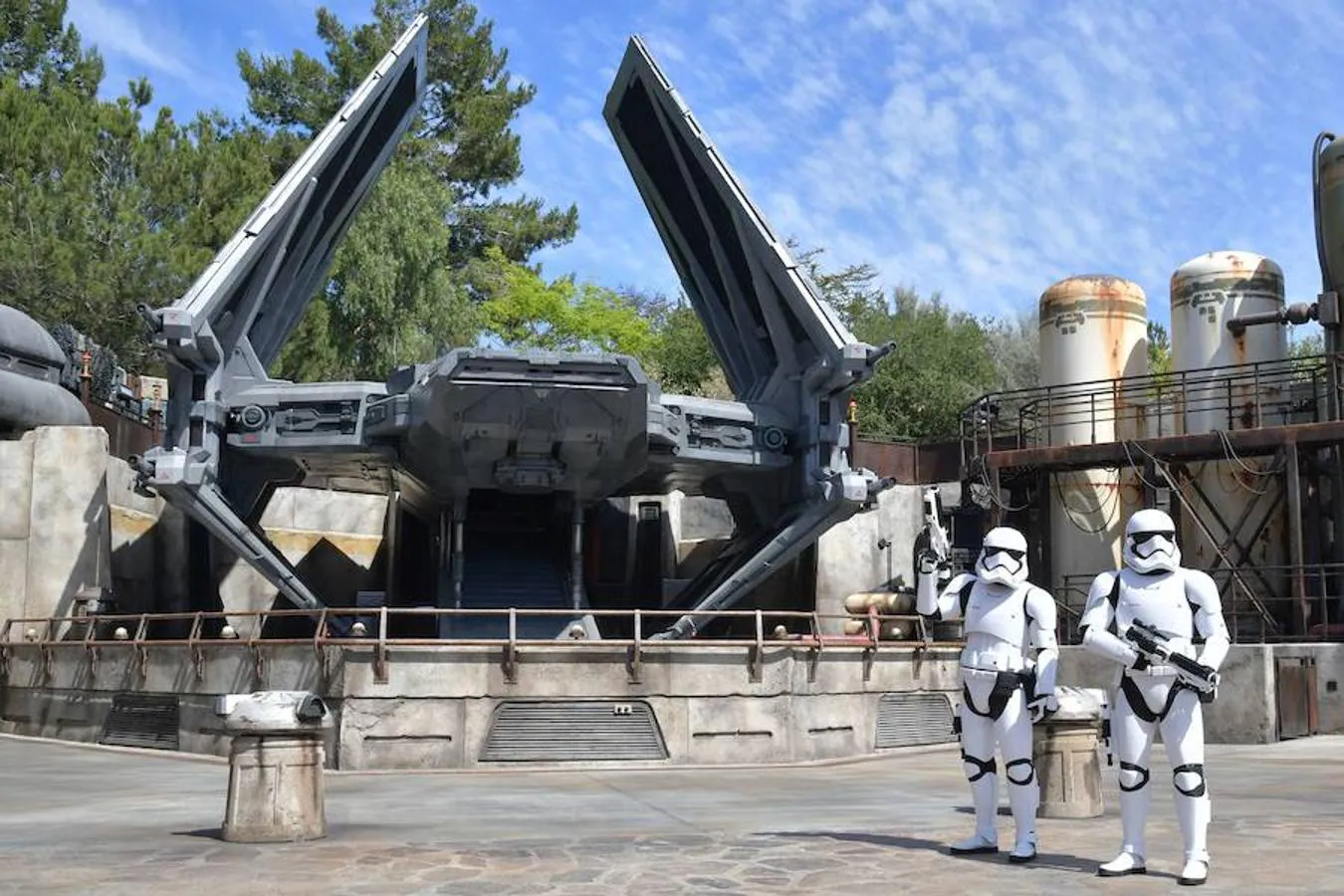 Disney inaugura este viernes 31 de mayo un parque temático sobre la saga 'Star Wars'. La principal atracción será volar en el 'Halcón Milenario'. La idea de este parque construido sobre cinco hectáreas de terreno es que el cliente sienta que durante unas horas está dentro de una de estas películas de culto.