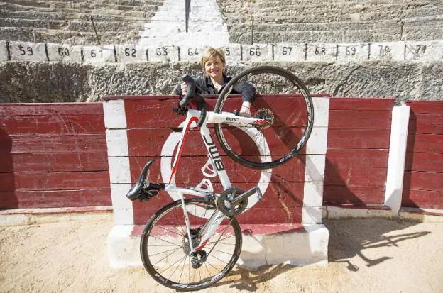 María José Silvestre, en Bocairent con su bicicleta. 