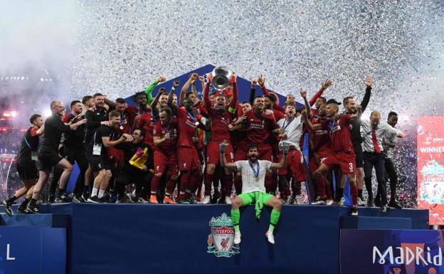 La plantilla del Liverpool celebra el título de campeones de Europa.