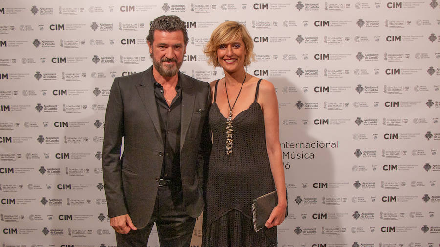 Anoche se celebró la gala de la ll edición de los premios del Festival de Cinema y Música de Castelló. El Aladroc nacional del CIM recayó en el director vasco Julio Medem y el internacional en la compositora Jocelyn Pook. Medem aseguró que, incluso cuando escribe el guión, siempre deja un espacio para la música; un elemento fundamental e imprescindible en sus películas y que el trabajo de Pook (con quién repitió en «Habitación Propia») fue fundamental para explicar una cinta basada en la historia de su propia hermana «Caótica Ana», en la que necesitaba explicar a una mujer habitada por varias mujeres con una melodía ancestral. Pook -que ha trabajado con Scorsese, Kubrick o el propio Medem - explicó que este reconocimiento es muy importante para ella. En el caso de Jocelyn Pook se da la circunstancia de que su música no solo se centra en el cine. Abarca un amplío espectro que va desde los conciertos, a la ópera pasando por todo tipo de trabajos en los que en algunos se convierte también en intérprete.