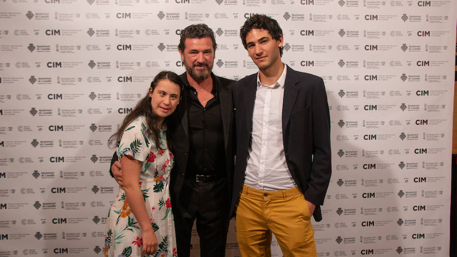 Anoche se celebró la gala de la ll edición de los premios del Festival de Cinema y Música de Castelló. El Aladroc nacional del CIM recayó en el director vasco Julio Medem y el internacional en la compositora Jocelyn Pook. Medem aseguró que, incluso cuando escribe el guión, siempre deja un espacio para la música; un elemento fundamental e imprescindible en sus películas y que el trabajo de Pook (con quién repitió en «Habitación Propia») fue fundamental para explicar una cinta basada en la historia de su propia hermana «Caótica Ana», en la que necesitaba explicar a una mujer habitada por varias mujeres con una melodía ancestral. Pook -que ha trabajado con Scorsese, Kubrick o el propio Medem - explicó que este reconocimiento es muy importante para ella. En el caso de Jocelyn Pook se da la circunstancia de que su música no solo se centra en el cine. Abarca un amplío espectro que va desde los conciertos, a la ópera pasando por todo tipo de trabajos en los que en algunos se convierte también en intérprete.