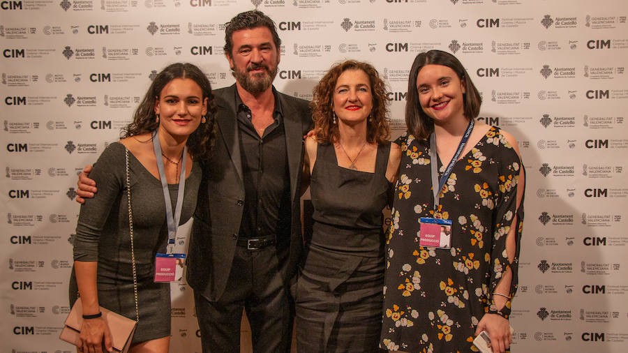 Anoche se celebró la gala de la ll edición de los premios del Festival de Cinema y Música de Castelló. El Aladroc nacional del CIM recayó en el director vasco Julio Medem y el internacional en la compositora Jocelyn Pook. Medem aseguró que, incluso cuando escribe el guión, siempre deja un espacio para la música; un elemento fundamental e imprescindible en sus películas y que el trabajo de Pook (con quién repitió en «Habitación Propia») fue fundamental para explicar una cinta basada en la historia de su propia hermana «Caótica Ana», en la que necesitaba explicar a una mujer habitada por varias mujeres con una melodía ancestral. Pook -que ha trabajado con Scorsese, Kubrick o el propio Medem - explicó que este reconocimiento es muy importante para ella. En el caso de Jocelyn Pook se da la circunstancia de que su música no solo se centra en el cine. Abarca un amplío espectro que va desde los conciertos, a la ópera pasando por todo tipo de trabajos en los que en algunos se convierte también en intérprete.