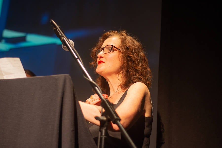 Anoche se celebró la gala de la ll edición de los premios del Festival de Cinema y Música de Castelló. El Aladroc nacional del CIM recayó en el director vasco Julio Medem y el internacional en la compositora Jocelyn Pook. Medem aseguró que, incluso cuando escribe el guión, siempre deja un espacio para la música; un elemento fundamental e imprescindible en sus películas y que el trabajo de Pook (con quién repitió en «Habitación Propia») fue fundamental para explicar una cinta basada en la historia de su propia hermana «Caótica Ana», en la que necesitaba explicar a una mujer habitada por varias mujeres con una melodía ancestral. Pook -que ha trabajado con Scorsese, Kubrick o el propio Medem - explicó que este reconocimiento es muy importante para ella. En el caso de Jocelyn Pook se da la circunstancia de que su música no solo se centra en el cine. Abarca un amplío espectro que va desde los conciertos, a la ópera pasando por todo tipo de trabajos en los que en algunos se convierte también en intérprete.