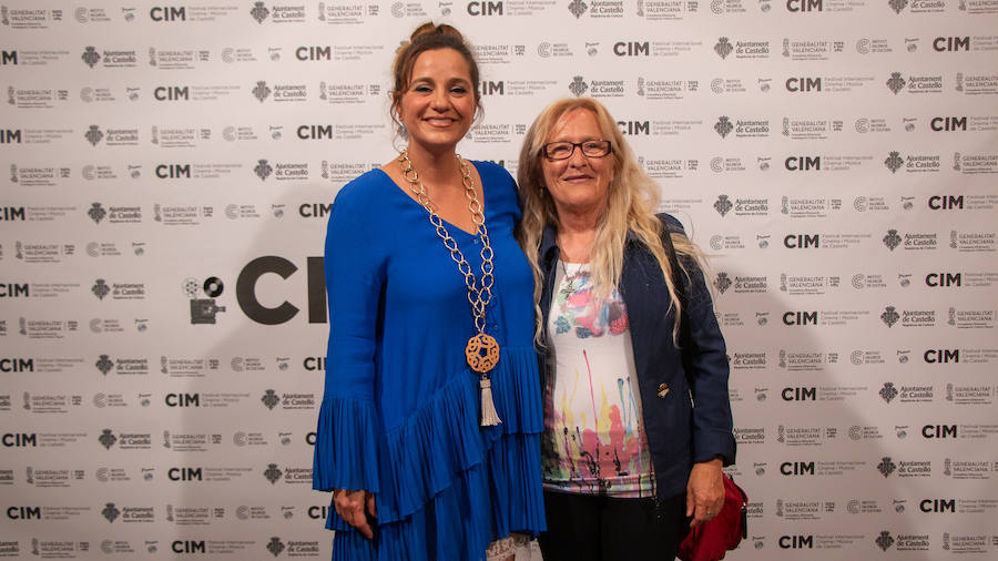 Anoche se celebró la gala de la ll edición de los premios del Festival de Cinema y Música de Castelló. El Aladroc nacional del CIM recayó en el director vasco Julio Medem y el internacional en la compositora Jocelyn Pook. Medem aseguró que, incluso cuando escribe el guión, siempre deja un espacio para la música; un elemento fundamental e imprescindible en sus películas y que el trabajo de Pook (con quién repitió en «Habitación Propia») fue fundamental para explicar una cinta basada en la historia de su propia hermana «Caótica Ana», en la que necesitaba explicar a una mujer habitada por varias mujeres con una melodía ancestral. Pook -que ha trabajado con Scorsese, Kubrick o el propio Medem - explicó que este reconocimiento es muy importante para ella. En el caso de Jocelyn Pook se da la circunstancia de que su música no solo se centra en el cine. Abarca un amplío espectro que va desde los conciertos, a la ópera pasando por todo tipo de trabajos en los que en algunos se convierte también en intérprete.