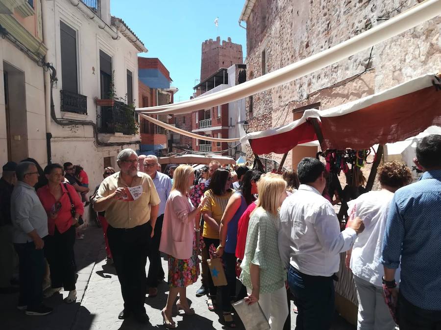 El municipio situado en pleno corazón de la Sierra Calderona ha festejado hoy la jornada que dedica a su fruto más típico. Para tal ocasión, que llega a la edición número 49, se han repartido miles de bandejas de forma gratuita para que los visitantes puedan degustar las cerezas de la zona. El Día de la Cereza se enmarca dentro de la Feria de la Calderona, una celebración que tiene lugar durante todo el fin de semana con actos y eventos de todo tipo en las calles de este municipio situado junto a l'Oronet.