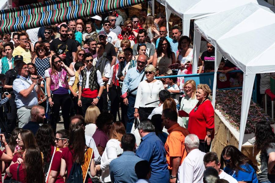 El municipio situado en pleno corazón de la Sierra Calderona ha festejado hoy la jornada que dedica a su fruto más típico. Para tal ocasión, que llega a la edición número 49, se han repartido miles de bandejas de forma gratuita para que los visitantes puedan degustar las cerezas de la zona. El Día de la Cereza se enmarca dentro de la Feria de la Calderona, una celebración que tiene lugar durante todo el fin de semana con actos y eventos de todo tipo en las calles de este municipio situado junto a l'Oronet.