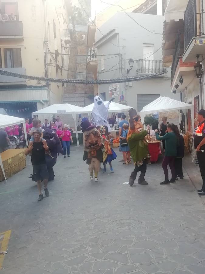 El municipio situado en pleno corazón de la Sierra Calderona ha festejado hoy la jornada que dedica a su fruto más típico. Para tal ocasión, que llega a la edición número 49, se han repartido miles de bandejas de forma gratuita para que los visitantes puedan degustar las cerezas de la zona. El Día de la Cereza se enmarca dentro de la Feria de la Calderona, una celebración que tiene lugar durante todo el fin de semana con actos y eventos de todo tipo en las calles de este municipio situado junto a l'Oronet.