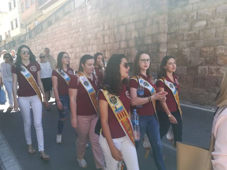 El municipio situado en pleno corazón de la Sierra Calderona ha festejado hoy la jornada que dedica a su fruto más típico. Para tal ocasión, que llega a la edición número 49, se han repartido miles de bandejas de forma gratuita para que los visitantes puedan degustar las cerezas de la zona. El Día de la Cereza se enmarca dentro de la Feria de la Calderona, una celebración que tiene lugar durante todo el fin de semana con actos y eventos de todo tipo en las calles de este municipio situado junto a l'Oronet.