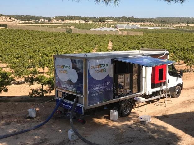 Máquina de ozono, inyectándolo en una red de riego de cítricos. 