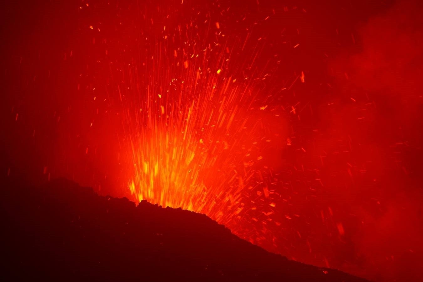 La erupción comenzó el jueves, y aunque bajó de intensidad, sigue representando un problema de seguridad para quienes suben por los flancos del volcán, que culmina en 3.295 metros de altura.