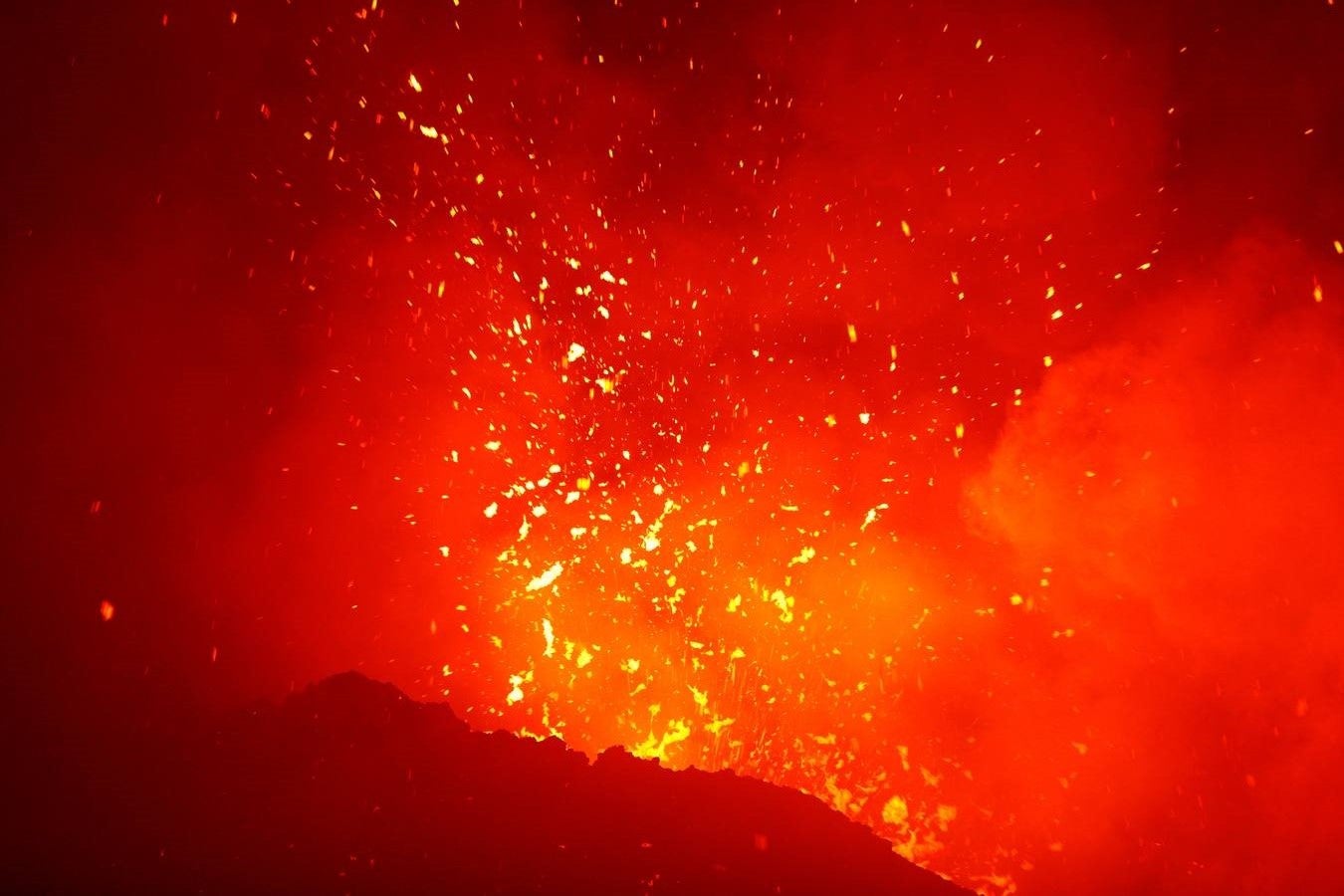 Esta nueva erupción no parece ser una amenaza para las zonas habitadas cercanas ni por el aeropuerto de la ciudad de Catania.