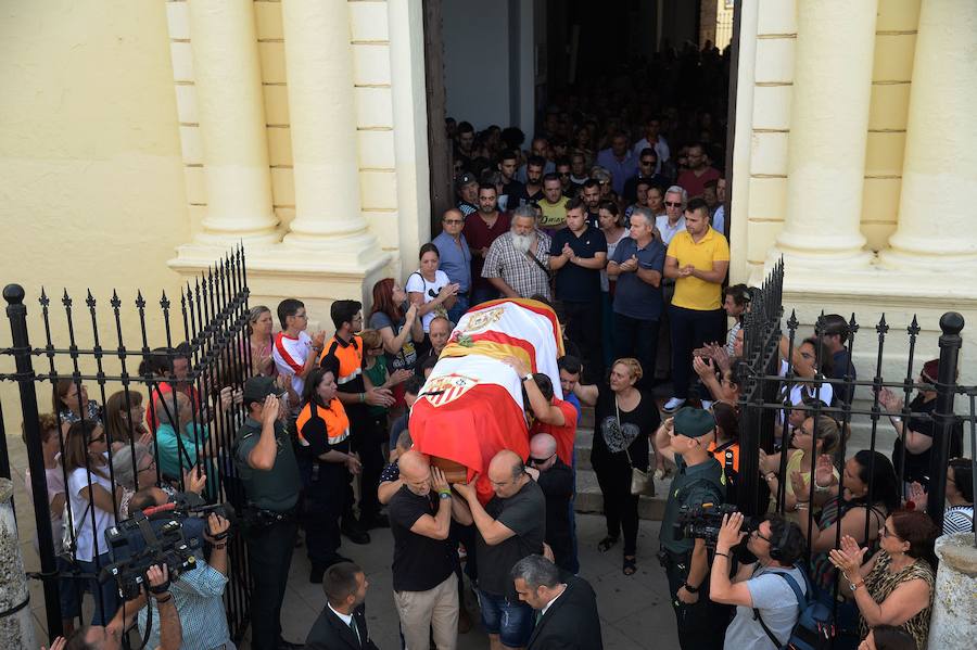 El futbolista falleció este sábado por la mañana en un accidente de tráfico en Alcalá de Guadaíra (Sevilla). El atestado de la Guardia Civil señala que el accidente se produjo por la pérdida de control del vehículo tras el reventón de una rueda cuando el Mercedes Brabus S550 de 380 CV circulaba a una velocidad estimada de 237 km./hora.