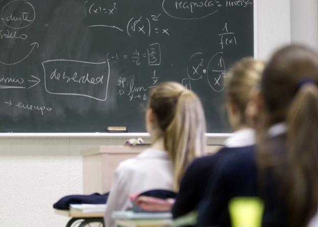 Alumnas de un colegio concertado de Valencia, durante una clase. 