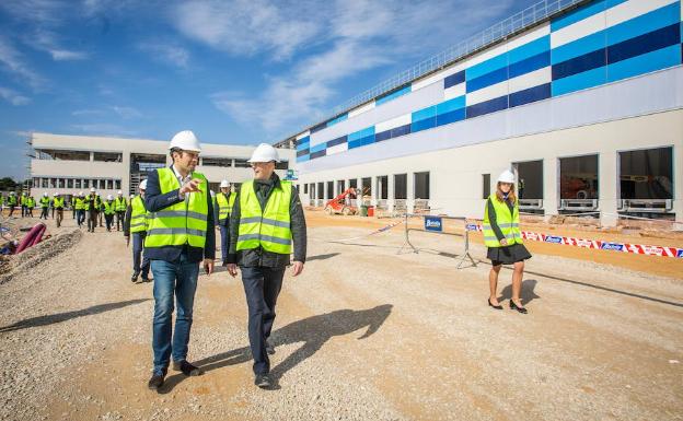 El alcalde de Cheste, José Morell, y el director regional de Lidl en la Comunitat, Grischa Voss, visitando el nuevo centro logístico de la cadena. 