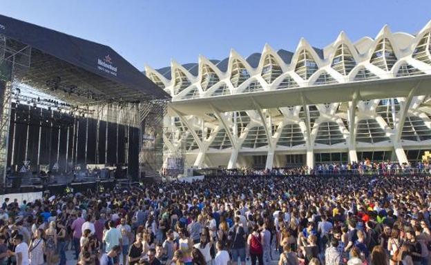 Asistentes disfrutan frente al escenario en una pasada edición del Festival de Les Arts.