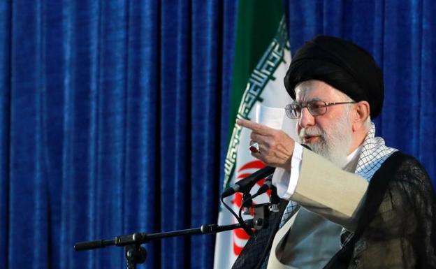 El líder supremo iraní, Ali Jameneí, participa en un acto que conmemora el 30 aniversario del fallecimiento del fundador de la República Islámica, el ayatolá Ruholá Jomeiní. 