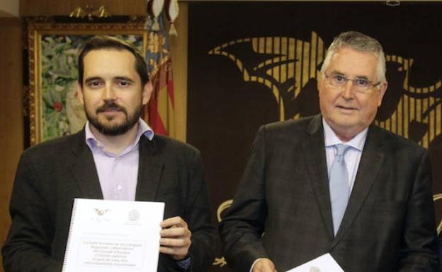 Òscar Rueda junto a Enric Esteve en un acto de Lo Rat Penat 