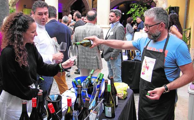 Los invitados disfrutaron de la cata de los vinos de las siete bodegas participantes en Coopera VinoSelección.