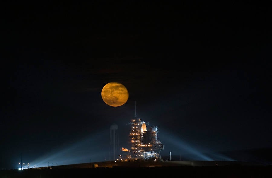 Superluna vista desde Cabo Cañaberal con una nave espacial preparada.