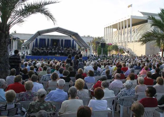La Banda Municipal de Valencia, en un concierto de los Jardines del Palau. 