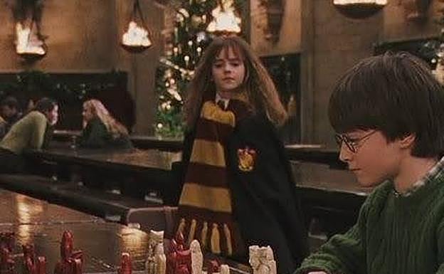 Harry Potter juega al ajedrez.