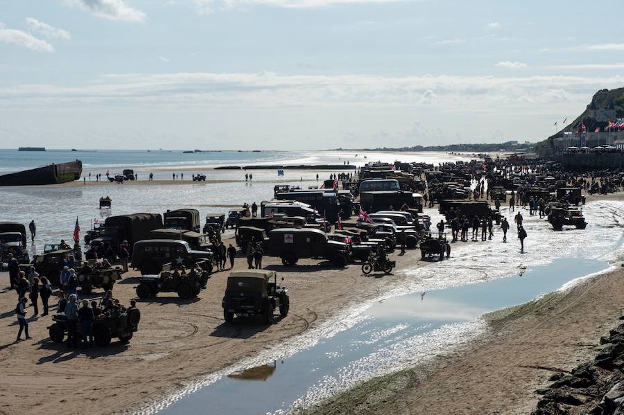 El 6 de junio de 1944 los aliados desembarcaron en masa y por sorpresa en las playas francesas de Normandía, con los alemanes esperándoles mucho más al norte, en el departamento de Paso de Calais. En un solo día, desembarcaron 156.000 soldados aliados, de los cuales 11.000 murieron, fueron heridos o desaparecieron. Miles de civiles fueron víctimas de los bombardeos. Emmanuel Macron, Donald Trump, Justin Trudeau y Theresa May conmemoraban este jueves en Normandía el desembarco de las fuerzas aliadas que culminó con la liberación de los territorios europeos ocupados por los nazis. Se esperaba la presencia de unas 12.000 personas, entre ellas numerosos veteranos de la Segunda Guerra Mundial, que llevaban condecoraciones y gorras recordando sus servicios al ejército. 