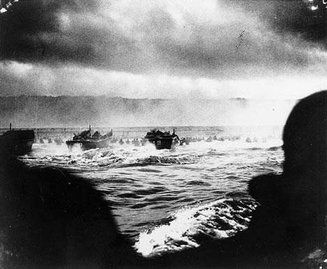 El 6 de junio de 1944 los aliados desembarcaron en masa y por sorpresa en las playas francesas de Normandía, con los alemanes esperándoles mucho más al norte, en el departamento de Paso de Calais. En un solo día, desembarcaron 156.000 soldados aliados, de los cuales 11.000 murieron, fueron heridos o desaparecieron. Miles de civiles fueron víctimas de los bombardeos. Emmanuel Macron, Donald Trump, Justin Trudeau y Theresa May conmemoraban este jueves en Normandía el desembarco de las fuerzas aliadas que culminó con la liberación de los territorios europeos ocupados por los nazis. Se esperaba la presencia de unas 12.000 personas, entre ellas numerosos veteranos de la Segunda Guerra Mundial, que llevaban condecoraciones y gorras recordando sus servicios al ejército. 