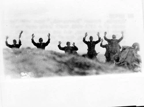 El 6 de junio de 1944 los aliados desembarcaron en masa y por sorpresa en las playas francesas de Normandía, con los alemanes esperándoles mucho más al norte, en el departamento de Paso de Calais. En un solo día, desembarcaron 156.000 soldados aliados, de los cuales 11.000 murieron, fueron heridos o desaparecieron. Miles de civiles fueron víctimas de los bombardeos. Emmanuel Macron, Donald Trump, Justin Trudeau y Theresa May conmemoraban este jueves en Normandía el desembarco de las fuerzas aliadas que culminó con la liberación de los territorios europeos ocupados por los nazis. Se esperaba la presencia de unas 12.000 personas, entre ellas numerosos veteranos de la Segunda Guerra Mundial, que llevaban condecoraciones y gorras recordando sus servicios al ejército. 