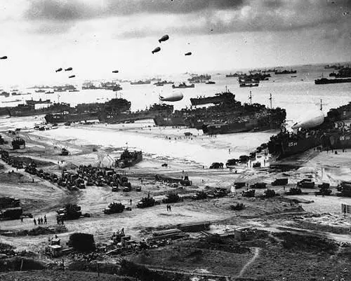 El 6 de junio de 1944 los aliados desembarcaron en masa y por sorpresa en las playas francesas de Normandía, con los alemanes esperándoles mucho más al norte, en el departamento de Paso de Calais. En un solo día, desembarcaron 156.000 soldados aliados, de los cuales 11.000 murieron, fueron heridos o desaparecieron. Miles de civiles fueron víctimas de los bombardeos. Emmanuel Macron, Donald Trump, Justin Trudeau y Theresa May conmemoraban este jueves en Normandía el desembarco de las fuerzas aliadas que culminó con la liberación de los territorios europeos ocupados por los nazis. Se esperaba la presencia de unas 12.000 personas, entre ellas numerosos veteranos de la Segunda Guerra Mundial, que llevaban condecoraciones y gorras recordando sus servicios al ejército. 