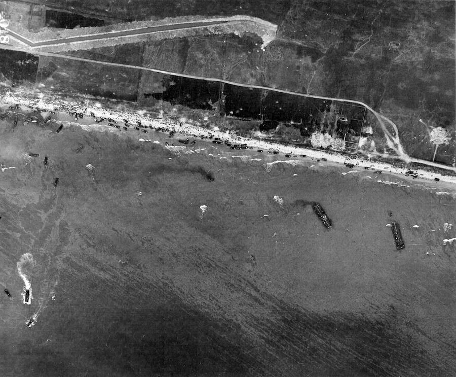 El 6 de junio de 1944 los aliados desembarcaron en masa y por sorpresa en las playas francesas de Normandía, con los alemanes esperándoles mucho más al norte, en el departamento de Paso de Calais. En un solo día, desembarcaron 156.000 soldados aliados, de los cuales 11.000 murieron, fueron heridos o desaparecieron. Miles de civiles fueron víctimas de los bombardeos. Emmanuel Macron, Donald Trump, Justin Trudeau y Theresa May conmemoraban este jueves en Normandía el desembarco de las fuerzas aliadas que culminó con la liberación de los territorios europeos ocupados por los nazis. Se esperaba la presencia de unas 12.000 personas, entre ellas numerosos veteranos de la Segunda Guerra Mundial, que llevaban condecoraciones y gorras recordando sus servicios al ejército. 