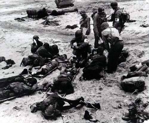 El 6 de junio de 1944 los aliados desembarcaron en masa y por sorpresa en las playas francesas de Normandía, con los alemanes esperándoles mucho más al norte, en el departamento de Paso de Calais. En un solo día, desembarcaron 156.000 soldados aliados, de los cuales 11.000 murieron, fueron heridos o desaparecieron. Miles de civiles fueron víctimas de los bombardeos. Emmanuel Macron, Donald Trump, Justin Trudeau y Theresa May conmemoraban este jueves en Normandía el desembarco de las fuerzas aliadas que culminó con la liberación de los territorios europeos ocupados por los nazis. Se esperaba la presencia de unas 12.000 personas, entre ellas numerosos veteranos de la Segunda Guerra Mundial, que llevaban condecoraciones y gorras recordando sus servicios al ejército. 