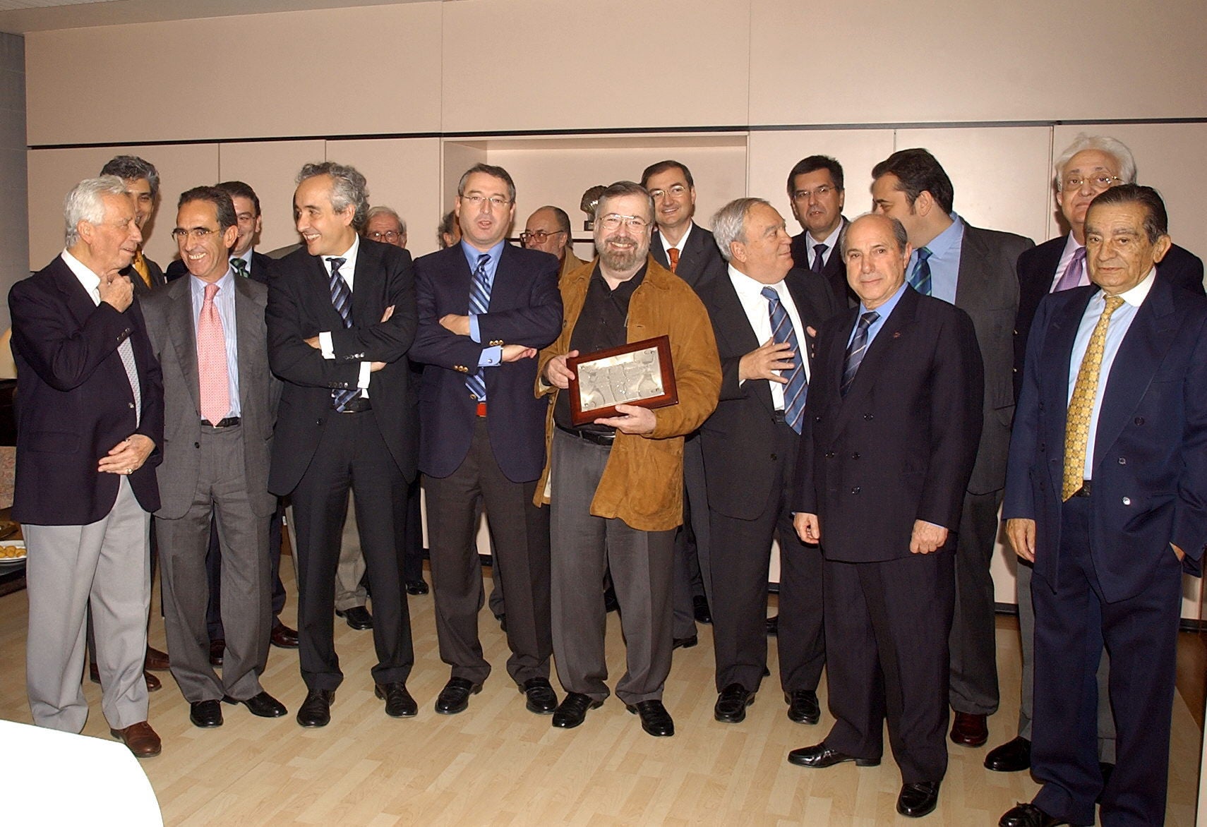 Chicho Ibáñez Serrador, posa junto al director general de RTVE, José Antonio Sánchez , y otros directores del ente en los últimos años, durante el homenaje que Televisión Española le ofreció en 2003 con motivo de sus cuarenta años de trabajo vinculado a la cadena pública.