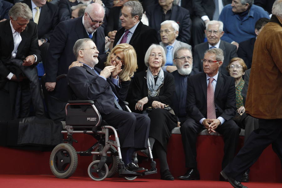 Nieves Herrero, ex presentadora de TV, conversa cariñosamente con Chicho Ibáñez Serrador, ex realizador, durante el homenaje que se le tributa en Madrid a 'los tesoros vivos de la televisión'. 2012.