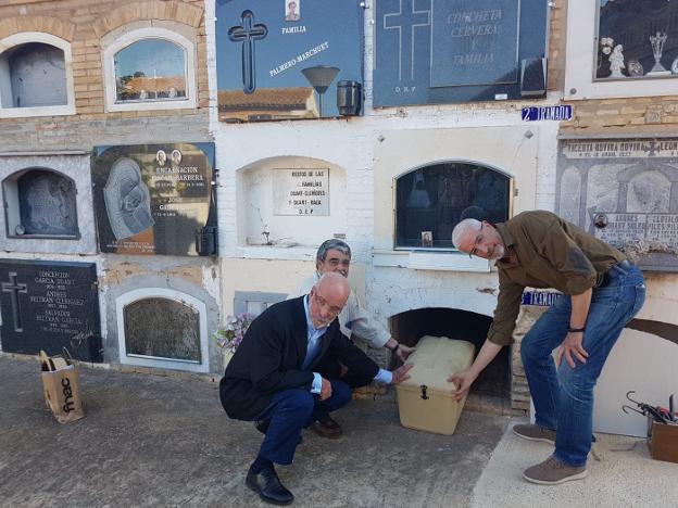 Acto celebrado ayer en el cementerio de Benifaió. 