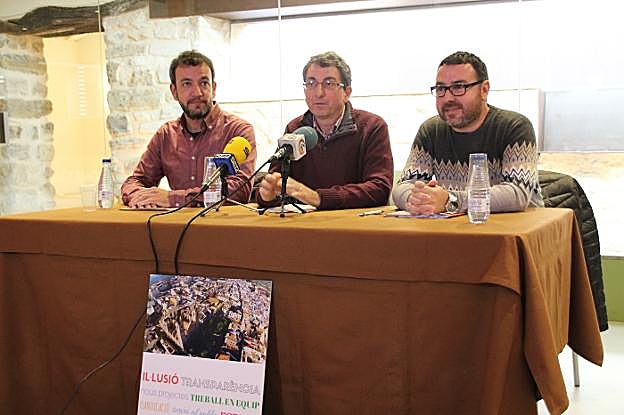 Manuel Juan, en el centro, entre Abel Cardona y Xavi Tro. 