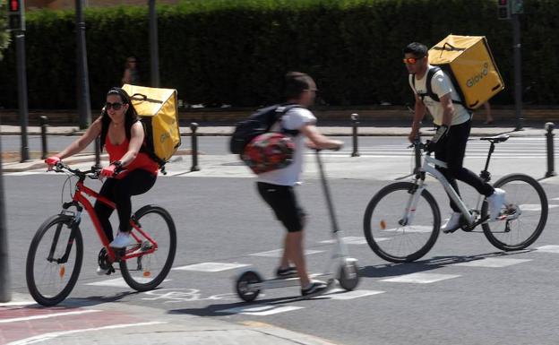 Bicicletas y patinetes en la ciudad de Valencia. 