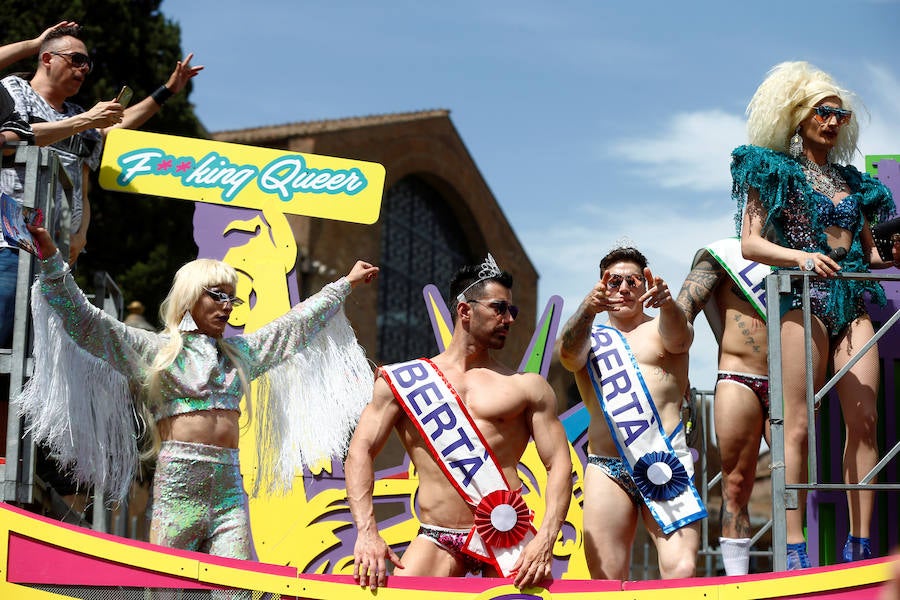 Miles de personas han celebrado este sábado en Roma su desfile del Orgullo Gay. El Gay Pride 2019 ha pedido como cada año, en un ambiente festivo, el pleno reconocimiento de derechos e igualdad de los ciudadanos.