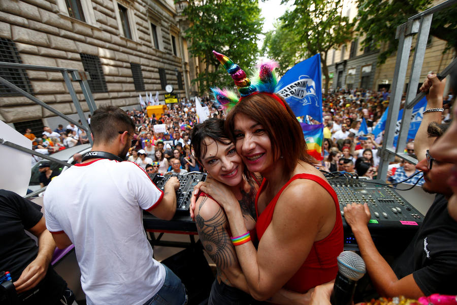 Miles de personas han celebrado este sábado en Roma su desfile del Orgullo Gay. El Gay Pride 2019 ha pedido como cada año, en un ambiente festivo, el pleno reconocimiento de derechos e igualdad de los ciudadanos.