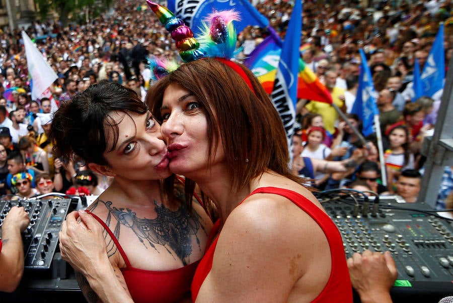 Miles de personas han celebrado este sábado en Roma su desfile del Orgullo Gay. El Gay Pride 2019 ha pedido como cada año, en un ambiente festivo, el pleno reconocimiento de derechos e igualdad de los ciudadanos.