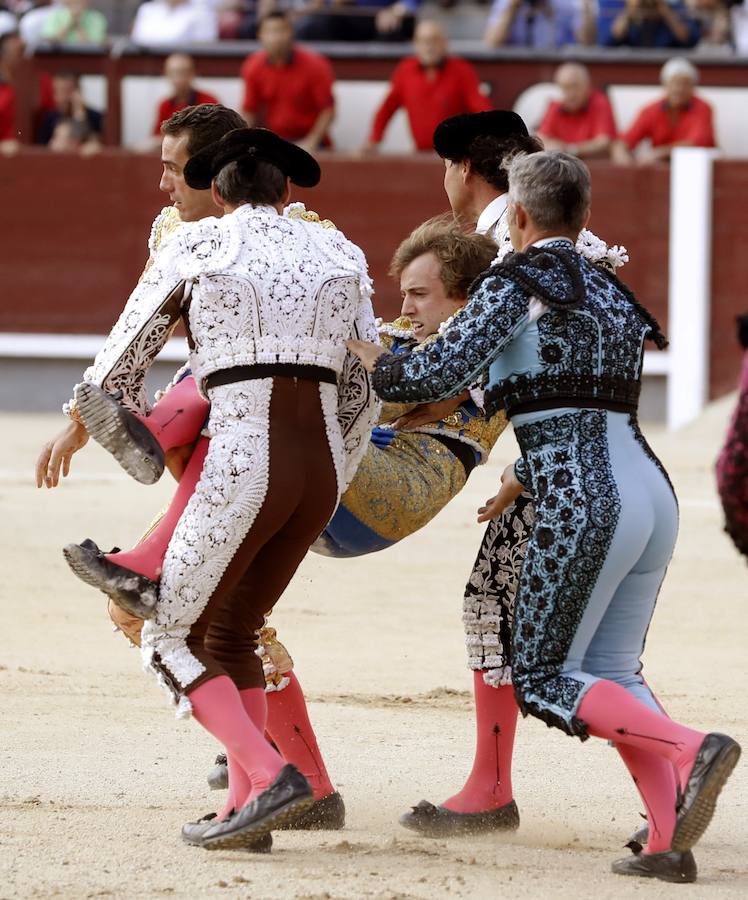 El diestro Román Collado, cogido por el primero de su lote durante su faena en la corrida celebrada este domingo 9 de junio en la plaza de toros de Las Ventas, compartiendo cartel con Pepe Moral y Curro Díaz, lidiando reses de Baltasar Ibán.