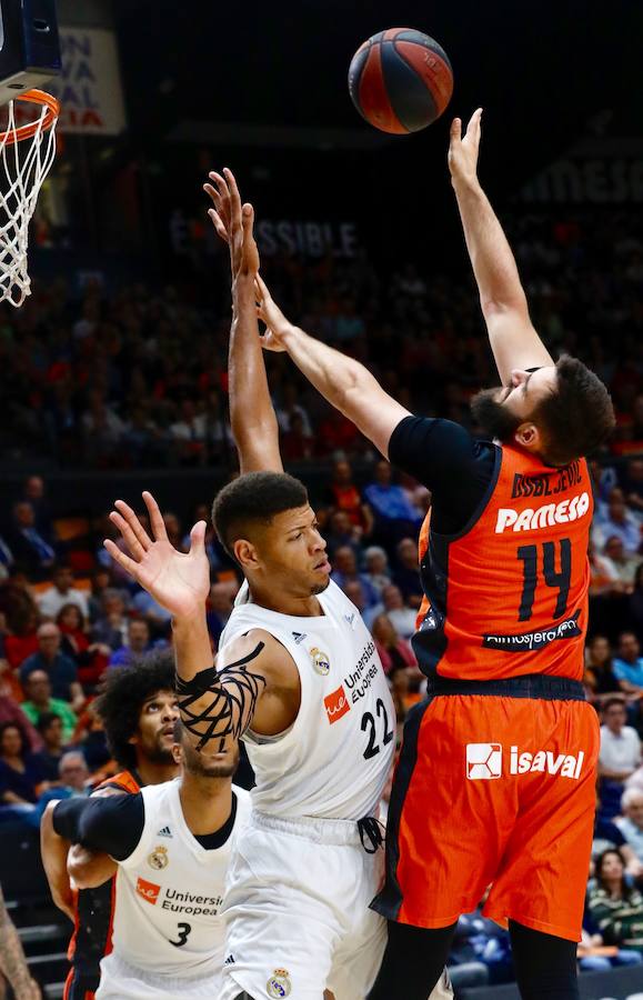 Estas son las fotos que deja el tercer partido de la semifinal de los playoff de Liga Endesa en la Fonteta (78-85)